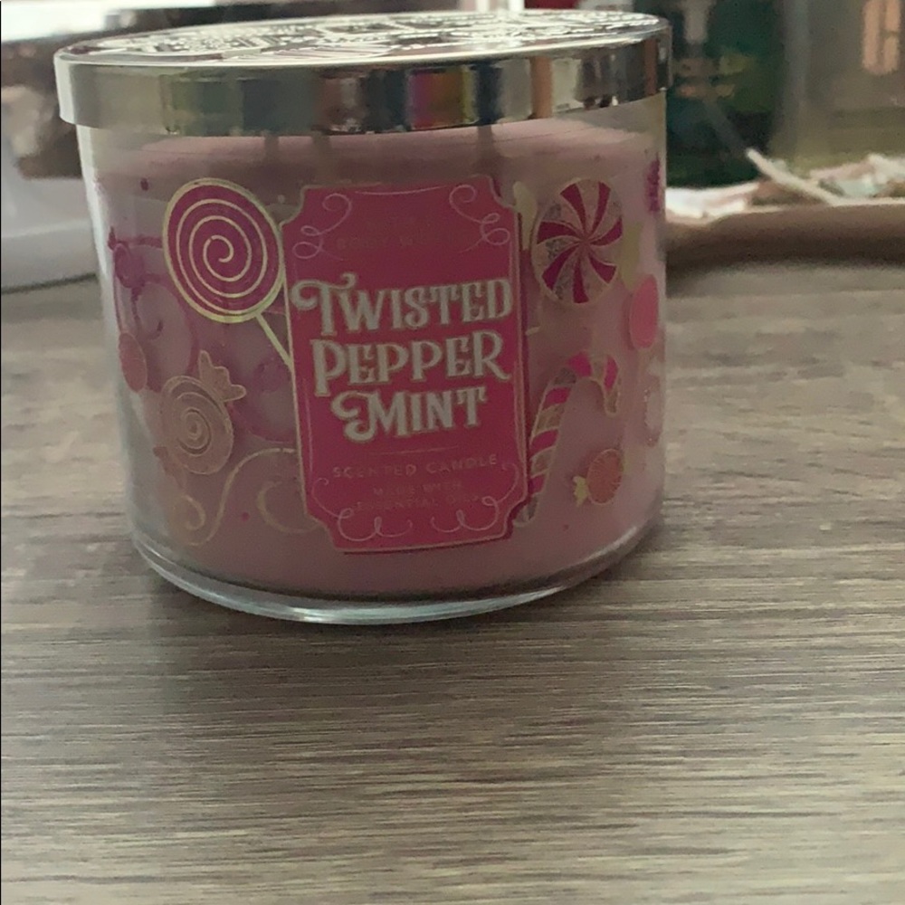 Bath and body works holiday candle!